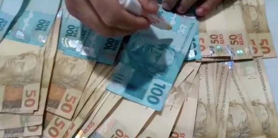 Dinheiro falso é comercializado livremente em redes sociais